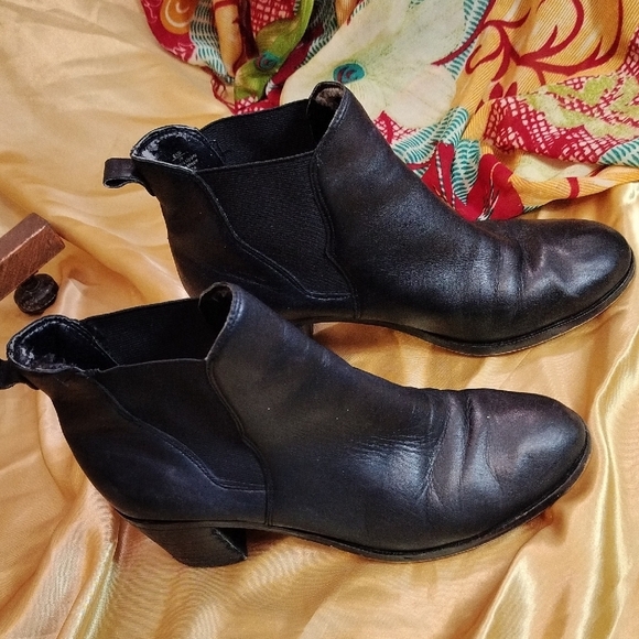 Sam Edelman Black Ankle Boots with V-Shaped Opening - Picture 5 of 6